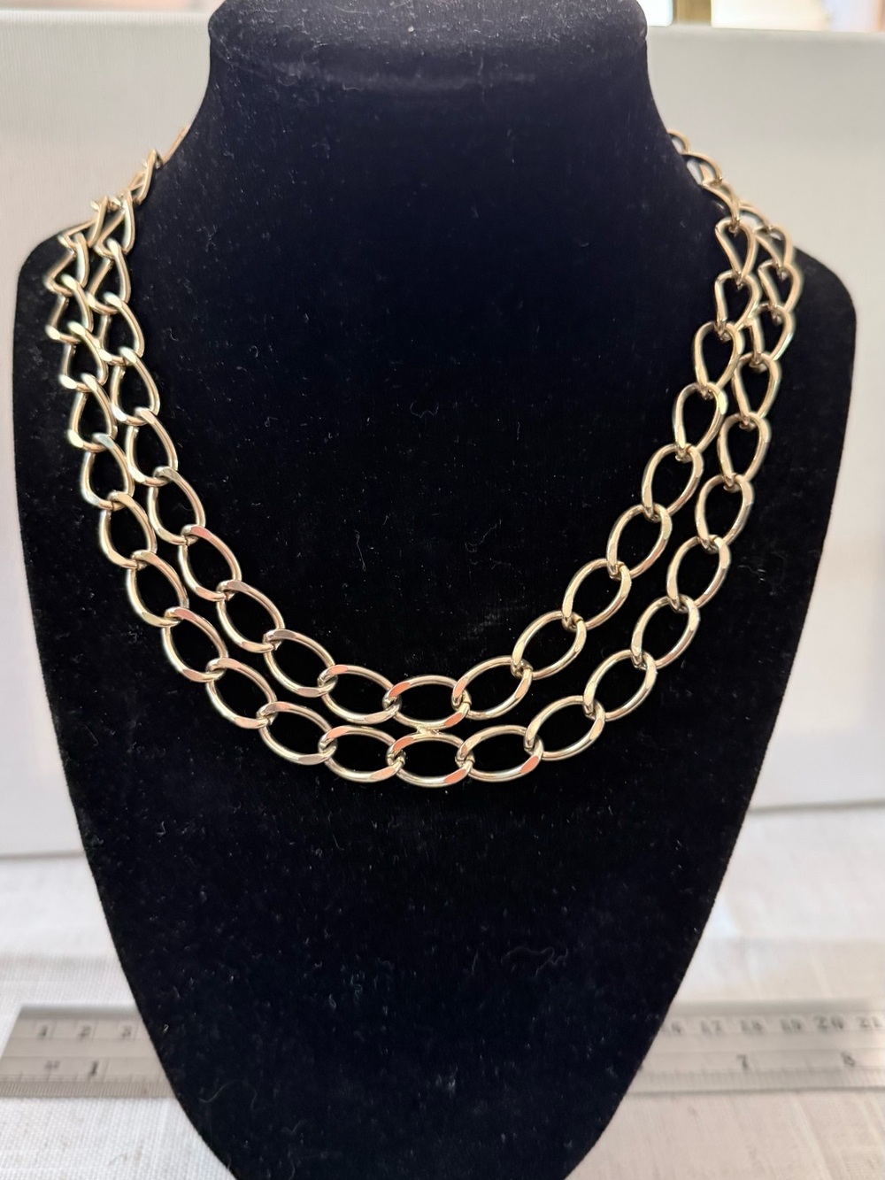 vintage gold-tone double-link chain necklace featuring an interlocking design